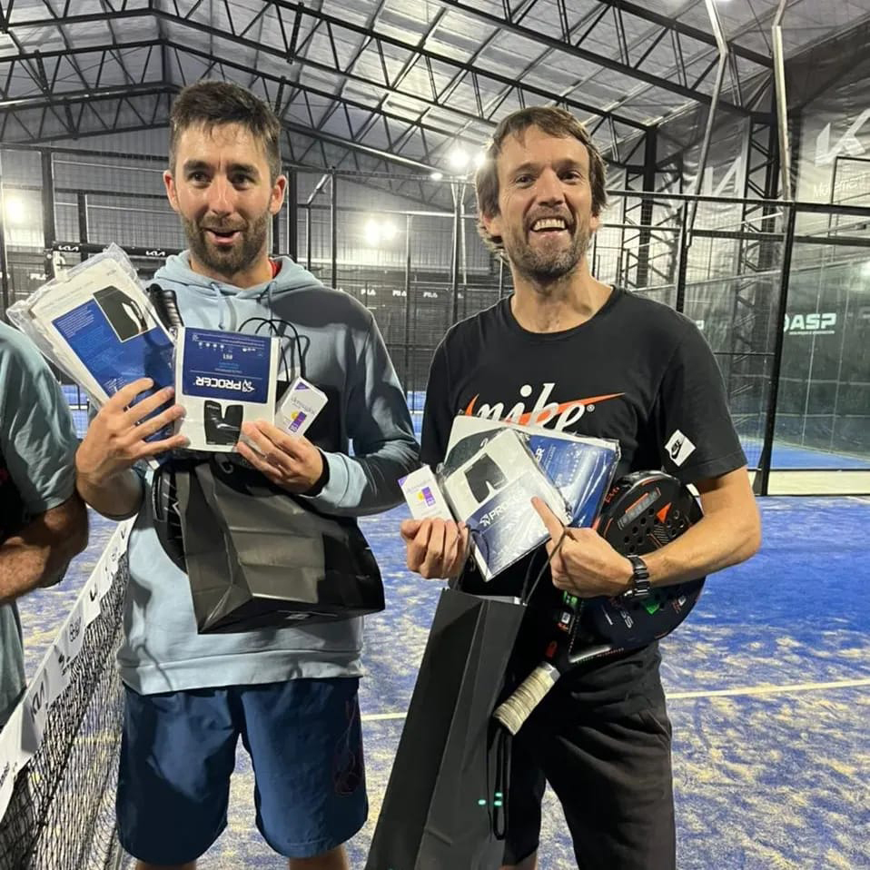 Ganadores con premios y trofeos