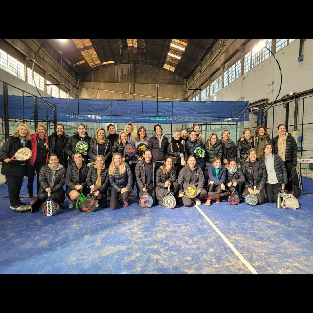 Gran grupo de participantes del torneo
